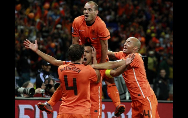 Jugadores de la Selección de Holanda festejan luego de anotar contra Uruguay. AP  /