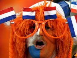 Un aficionado holandés anima a su Selección antes del partido Uruguay-Holanda, de las semifinales del Mundial. EFE  /