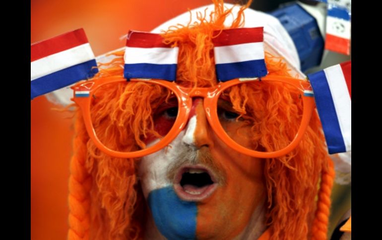 Un aficionado holandés anima a su Selección antes del partido Uruguay-Holanda, de las semifinales del Mundial. EFE  /