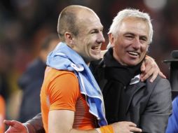 Bert van Marwijk (der.)celebra con el jugador Arjen Robben, luego del partido ante Uruguay. REUTERS  /