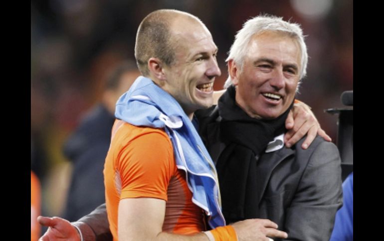 Bert van Marwijk (der.)celebra con el jugador Arjen Robben, luego del partido ante Uruguay. REUTERS  /