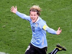 El uruguayo Diego Forlán muestra su alegría después de marcar el 1-1 durante el partido Uruguay-Holanda. EFE  /