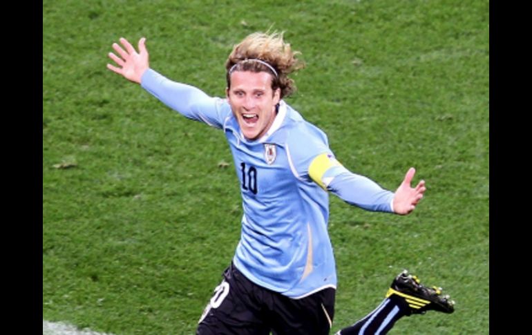 El uruguayo Diego Forlán muestra su alegría después de marcar el 1-1 durante el partido Uruguay-Holanda. EFE  /