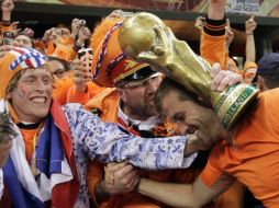 Un aficioando ofrece réplica del trofeo de la Copa del Mundo, al jugador de Holanda Rafael van der Vaart. AP  /