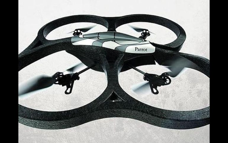 Una imagen del AR.Drone, el dispositivo que permite pilotar un helicóptero en los videojuegos del iPhone.  /