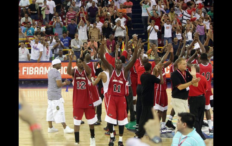 Jugadores de Trinidad y Tobago celebran el triunfo ante la Selección de Puerto Rico, en el Campeonato Centrobasket. EFE  /