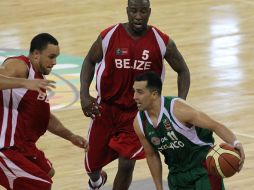 El base Omar Quintero intenta driblar rivales de Belice, en el juego de ayer del Centrobasket. EFE  /