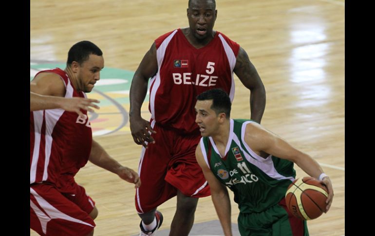 El base Omar Quintero intenta driblar rivales de Belice, en el juego de ayer del Centrobasket. EFE  /