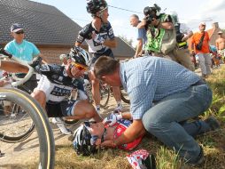 El ciclista de Saxo Bank, Frank Schleck, recibe asistencia médica después de la caida en la tercera etapa. REUTERS  /