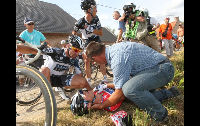 El ciclista de Saxo Bank, Frank Schleck, recibe asistencia médica después de la caida en la tercera etapa. REUTERS  /