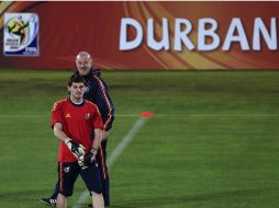 Vicente del Bosque observa el entrenamiento del portero Íker Casillas. REUTERS  /