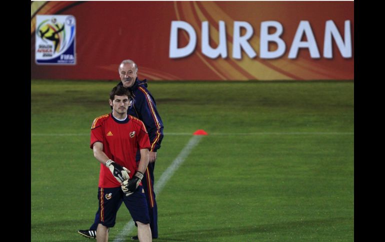 Vicente del Bosque observa el entrenamiento del portero Íker Casillas. REUTERS  /