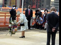 La reina Isabel II de Inglaterra (izquierda) permanece junto a una ofrenda floral durante su visita a la “Zona Cero”, en Nueva York.EFE  /