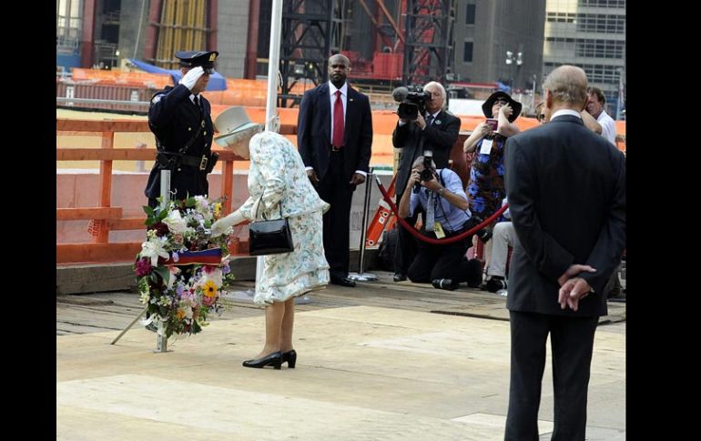 La reina Isabel II de Inglaterra (izquierda) permanece junto a una ofrenda floral durante su visita a la “Zona Cero”, en Nueva York.EFE  /