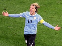 Reacción de Diego Forlán al anotar un gol en el partido de semifinales. EFE  /