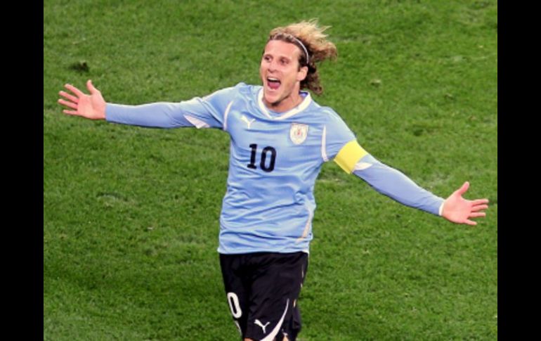 Reacción de Diego Forlán al anotar un gol en el partido de semifinales. EFE  /