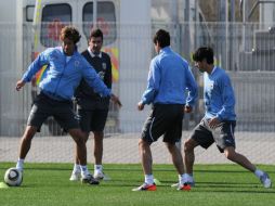 Los jugadores uruguayos en el entrenamiento de hoy, tras la derrota ante Holanda. AFP  /