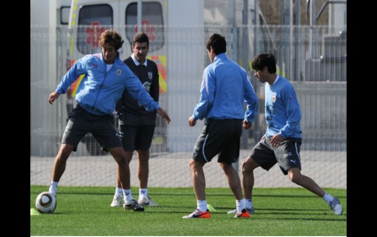 Los jugadores uruguayos en el entrenamiento de hoy, tras la derrota ante Holanda. AFP  /