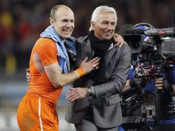 Arjen Robben (izq.) celebrando junto a su entrenador, Bert van Marwijk. EFE  /