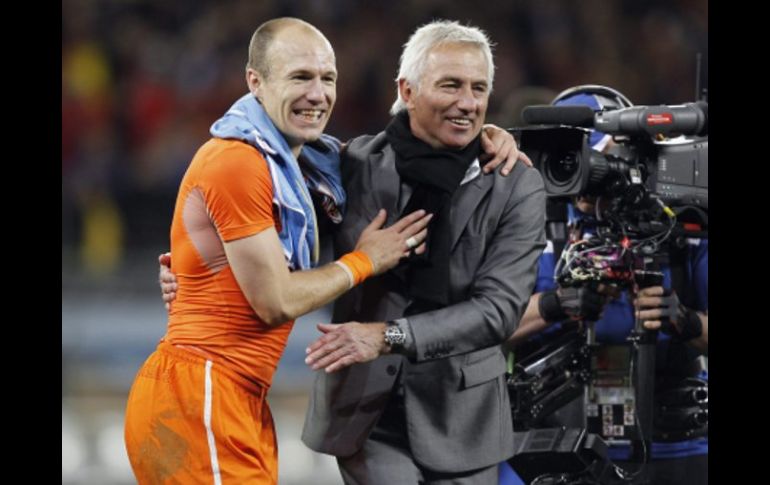 Arjen Robben (izq.) celebrando junto a su entrenador, Bert van Marwijk. EFE  /