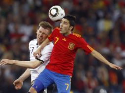 David Villa lucha por el balón contra el alemán Per Mertesacker. REUTERS  /