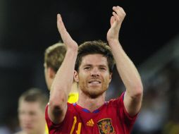 El centrocampista de la Selección española, Xabi Alonso, aplaude el triunfo de su equipo. AFP  /