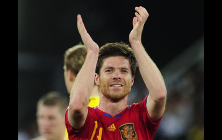 El centrocampista de la Selección española, Xabi Alonso, aplaude el triunfo de su equipo. AFP  /