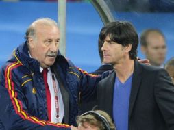 Löw (der.) felicitó a España y a su seleccionador, Vicente del Bosque (izq.). AFP  /