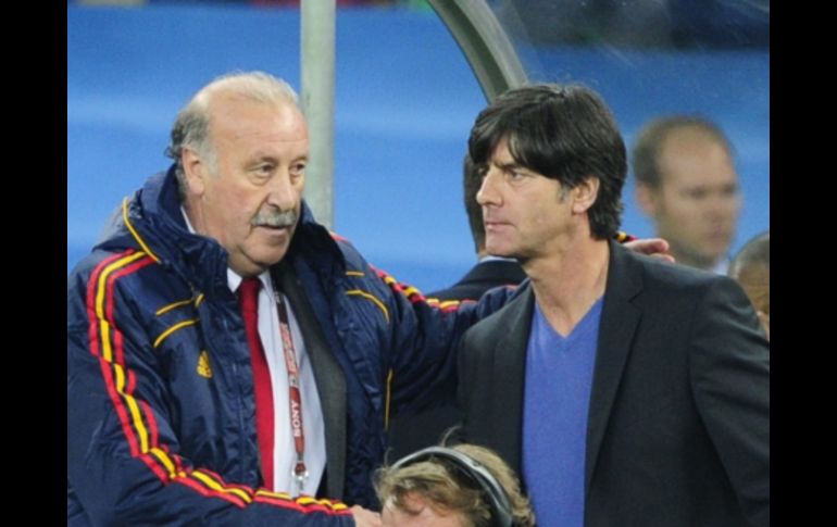 Löw (der.) felicitó a España y a su seleccionador, Vicente del Bosque (izq.). AFP  /