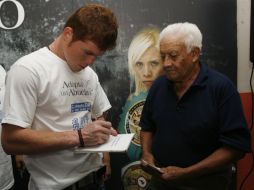 El tapatío Saúl 'Canelo' Álvarez, conciente regaló autógrafos. M. FREYRÍA  /