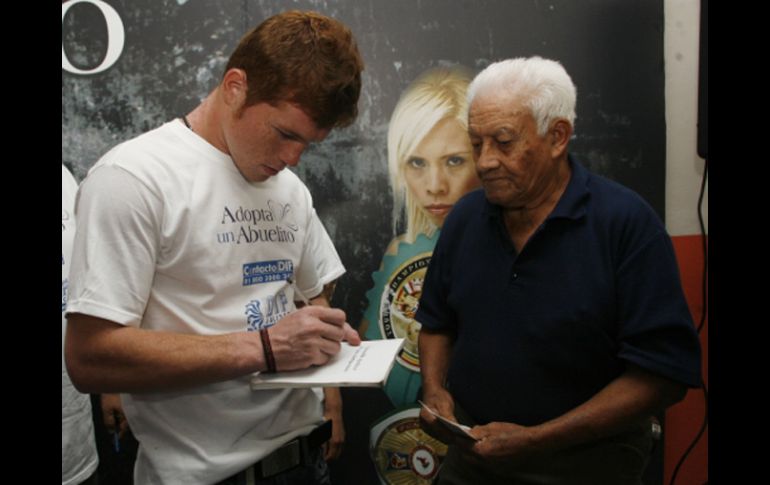 El tapatío Saúl 'Canelo' Álvarez, conciente regaló autógrafos. M. FREYRÍA  /