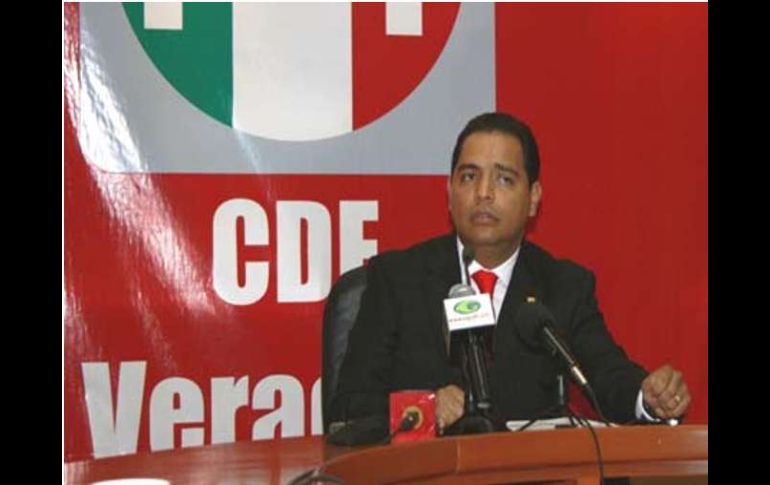 El dirigente estatal priísta de Veracruz, Carvallo Delfín, tachó a Yunes Linares como el Rey del Lodo. ESPECIAL  /