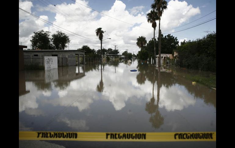 Habitantes de Anáhuac, Nuevo León, fueron evacuados ante el desfogue de una presa en riesgo de desbordarse por las fuertes lluvias. AP  /