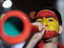 Un aficionado de la selección española de fútbol toca una vuvuzela al llegar al estadio Ellis Park. AFP  /