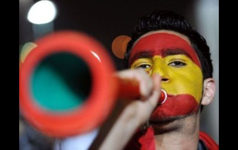 Un aficionado de la selección española de fútbol toca una vuvuzela al llegar al estadio Ellis Park. AFP  /