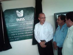 Éctor Jaime Ramírez Barba (izq.), develó la placa de la Unidad de Medicina Familiar número 70. T. VILLASEÑOR  /