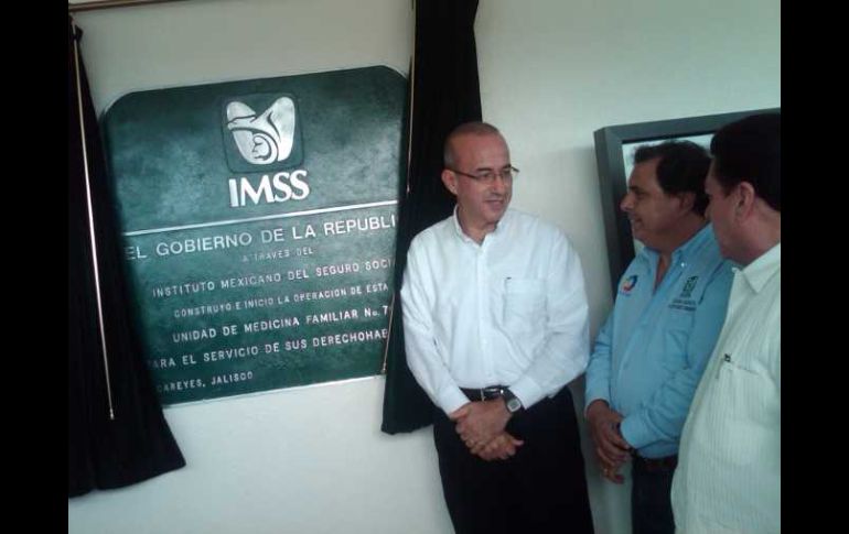 Éctor Jaime Ramírez Barba (izq.), develó la placa de la Unidad de Medicina Familiar número 70. T. VILLASEÑOR  /