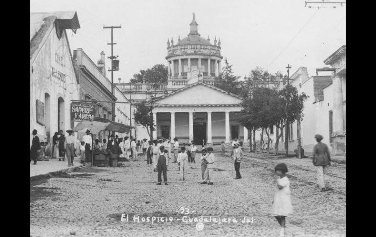 Aspecto del la calle Morelos y la fachada del Instituto Cabañas en 1920. ARCHIVO  /