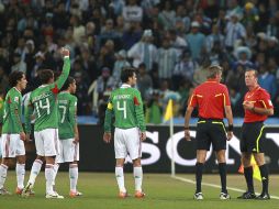 Los jugadores de México piden se tome en cuenta la repetición del gol en fuera de lugar de Tévez. JAMMEDIA  /