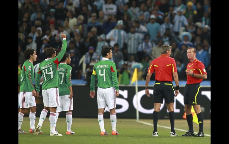 Los jugadores de México piden se tome en cuenta la repetición del gol en fuera de lugar de Tévez. JAMMEDIA  /