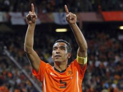 El capitán de Holanda, Giovanni van Bronckhorst festejando su lugar en la gran final del Mundial. EFE  /