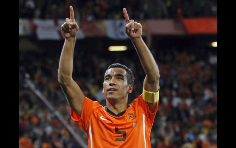 El capitán de Holanda, Giovanni van Bronckhorst festejando su lugar en la gran final del Mundial. EFE  /