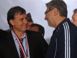 El selecionador paraguayo Martino conversa con el presidente del país de la Selección Fernando Lugo. AFP  /