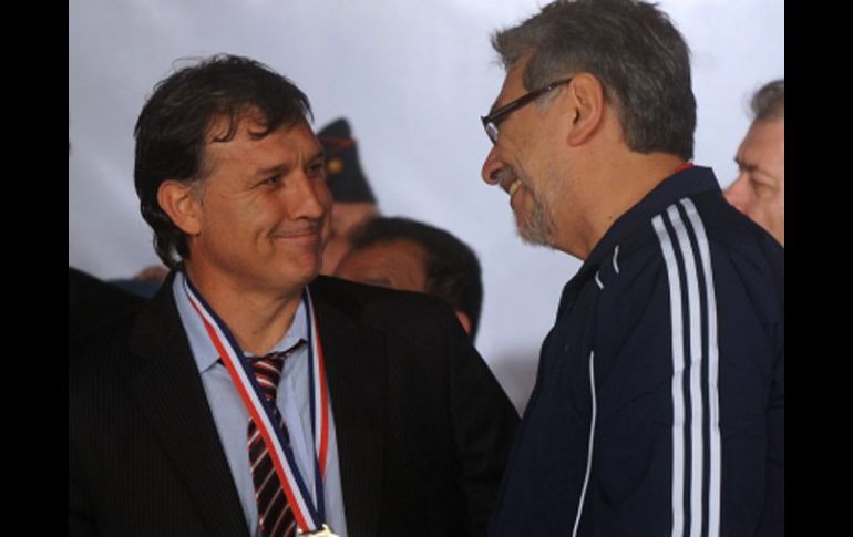 El selecionador paraguayo Martino conversa con el presidente del país de la Selección Fernando Lugo. AFP  /