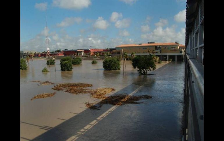 Las inundaciones no impiden que el IMSS labore. EFE  /