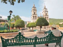 Con una paz que se respira en el ambiente, los habitantes de Ejutla disfrutan la serenidad de la plaza principal. S. NÚÑEZ  /