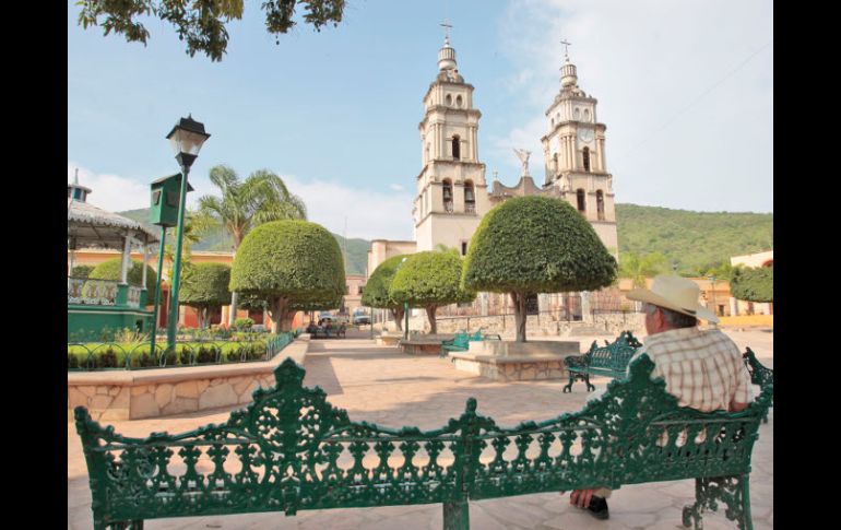 Con una paz que se respira en el ambiente, los habitantes de Ejutla disfrutan la serenidad de la plaza principal. S. NÚÑEZ  /