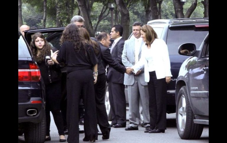 Los familiares del fallecido subieron a la camioneta donde se encontraba la primera dama y se retiraron del lugar.  EL UNIVERSAL  /