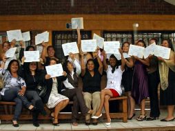 Las madres que se graduaron ayer como auxiliares de enfermería festejaron tras recibir sus certificados. E. BARRERA  /