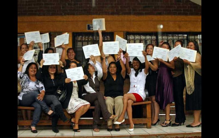 Las madres que se graduaron ayer como auxiliares de enfermería festejaron tras recibir sus certificados. E. BARRERA  /